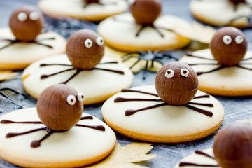 Fun and spooky spider cookies , Halloween party food idea for kids