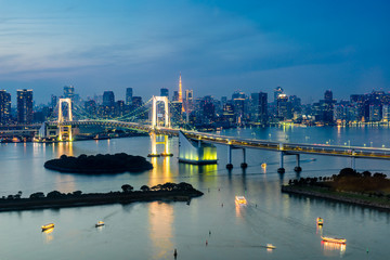 Obraz premium panorama Tokyo Tower skyline and Rainbow Bridge with cityscape at Odaiba Japan