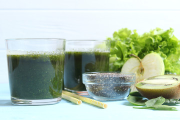 Зеленый смузи и свежие овощи на столе для детокса организма. 
