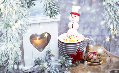 Wintergetränk in Tasse mit Schneemann Hintergrund