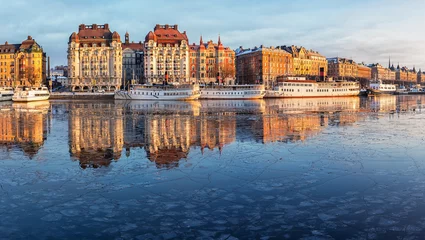 Fototapete Stockholm Stockholmer Uferpromenade mit alter Architektur, die sich im Winter in der gefrorenen Bucht widerspiegelt.