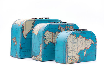 Vintage Reisekoffer mit Landkarte, isoliert.