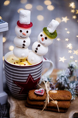 Weihnachtskakao mit Schneemännern aus Marshmallows und Sahne 