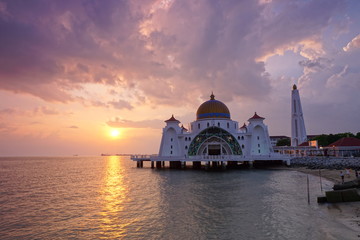 Obraz premium Malacca Straits Mosque ( Masjid Selat Melaka), It is a mosque located on the man-made Malacca Island near Malacca Town, Malaysia