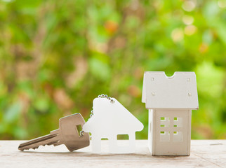 Obraz na płótnie Canvas House key on a house shaped keychain. Real estate concept