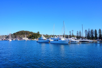 Fototapeta na wymiar Boats on Sydney Harbour with blue skies