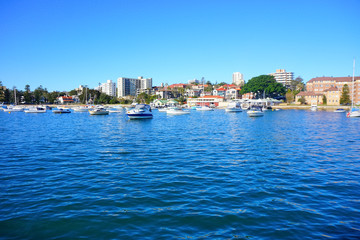 Fototapeta premium Łodzie na Sydney Harbour z błękitnym niebem