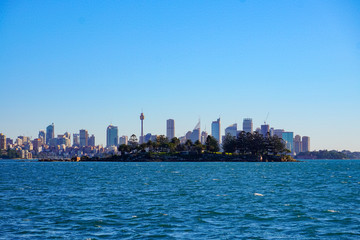 Obraz premium Australia sydney city CBD view from Cremorne point over blue harbour waters under clear sky