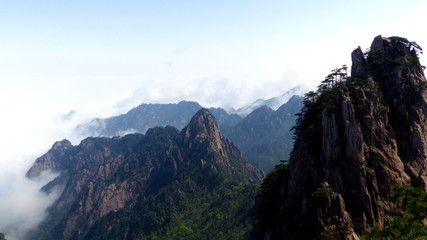 Fototapeta na wymiar Au dessus des nuages de la montagne jaune (Huangshan - Chine)