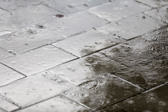 Wassertropfen auf dem Gehweg