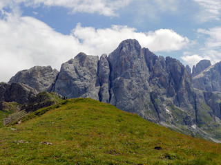 Fototapeta premium spettacolare vista montana delle cime dolomitiche tra rocce e vallate