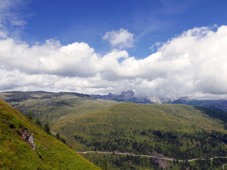 Fototapeta na wymiar spettacolare vista montana delle cime dolomitiche tra rocce e vallate