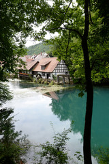 Fototapeta premium Blautopf mit Hammerschmiede bei Blaubeuren