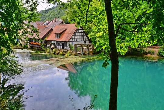 Blautopf mit Hammerschmiede bei Blaubeuren