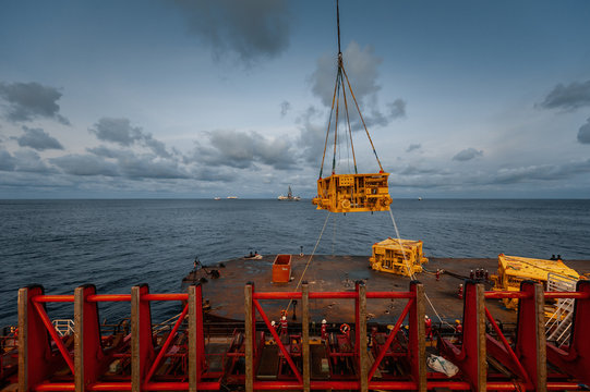 Lifting heavy load at offshore