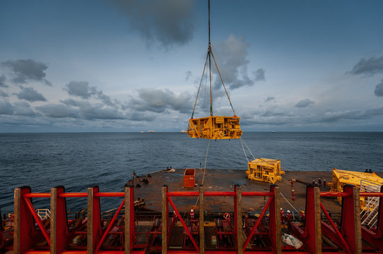 Lifting heavy load at offshore