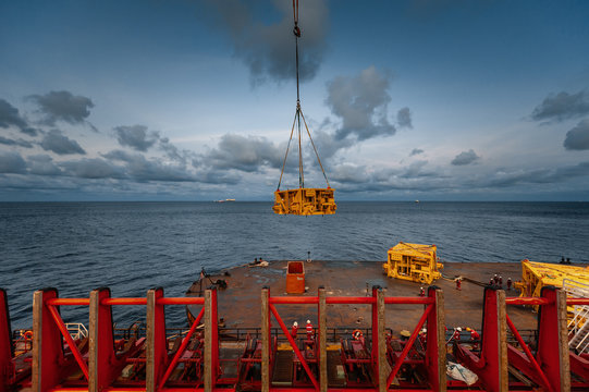 Lifting heavy load at offshore