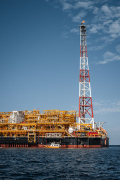 Flare boom nozzle and fire on offshore oil rig