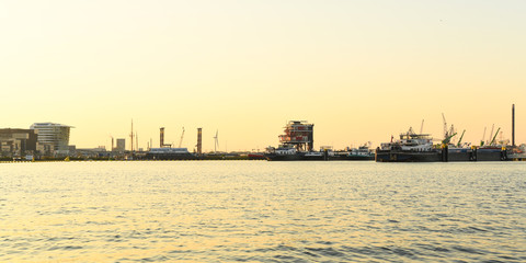 Naklejka premium Amsterdam - Sonnenuntergang am Hafen (08/2019)