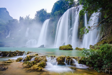Fototapeta premium Viêt Nam, province de Cao Bang, chutes de Ban Gioc, à la frontière entre le Vietnam et la Chine.