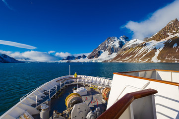 Obraz premium Photographer on the bow of a cruise ship in Svalbard, Norway.