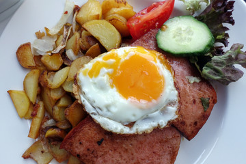Leberkäse mit Bratkartoffeln und Spiegelei