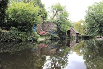 Obraz premium Le fleuve Trieux dans la ville de Pontrieux - Département des Côtes d'Armor - Bretagne - France