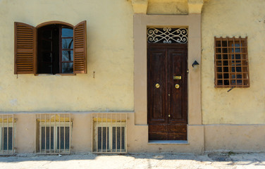 Fototapeta na wymiar Old and weathered doors of Malta