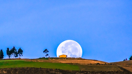 Luna llena en Valle de Cajamarca Peru 