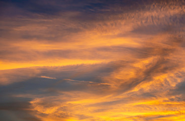 Fototapeta premium Złote światło słońca i chmur na niebie.