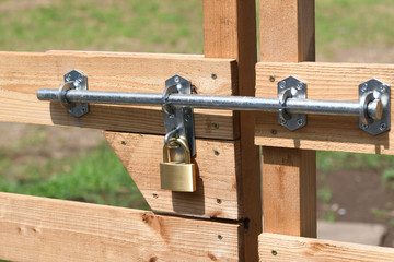 木製の扉の南京錠
