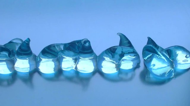 ppシートの上に並ぶシェービングジェルのかたまりを逆パン