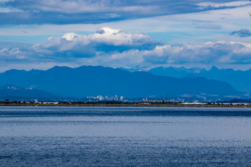 Obraz premium A view of a city and mountains across a bay