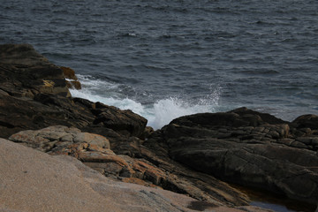 Fototapeta na wymiar Waves crashing against rocks