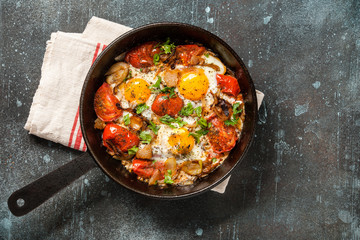 Obraz na płótnie Canvas Fried eggs with tomatoes and bacon
