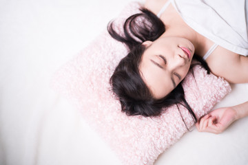 Obraz na płótnie Canvas Young woman sleeping on bed
