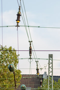 Kappenisolatoren und Porzellanisolatoren Freileitung isolierend und Oberleitung mit Bahnstrom versorgend und isolierend f&uuml;r Schienenverkehr sicherheitsrelevant im Bahnverkehr und Garant f&uuml;r Energie