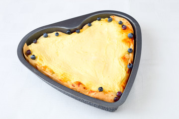 Herz-Käsekuchen in einer Backform	