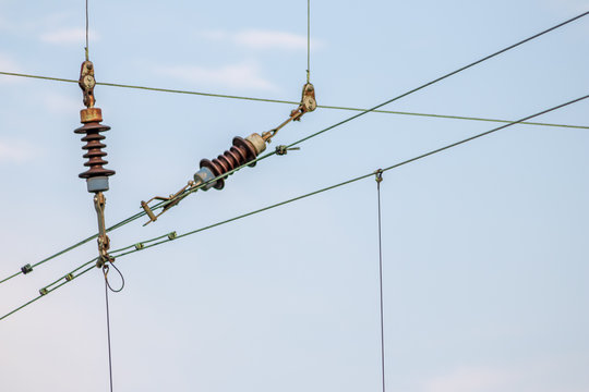 Kappenisolatoren und Porzellanisolatoren Freileitung isolierend und Oberleitung mit Bahnstrom versorgend und isolierend f&uuml;r Schienenverkehr sicherheitsrelevant im Bahnverkehr und Garant f&uuml;r Energie