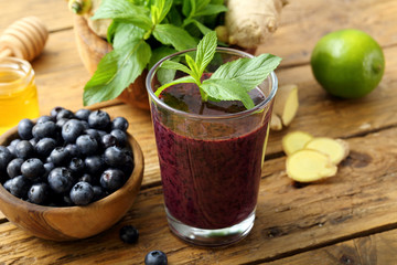frullato di mirtilli freschi ginger e lime in bicchiere