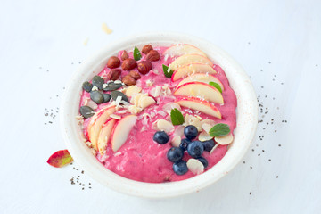 Beerenjoghurt mit Obst