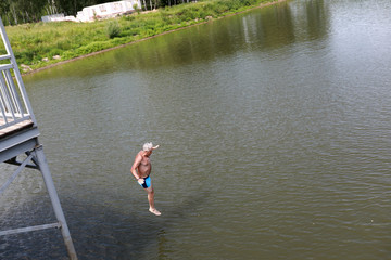 Man dives into lake from bridge