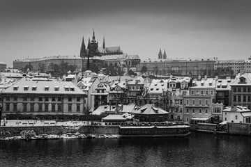 Vista della città e del castello sotto la neve in bianco e nero, Praga