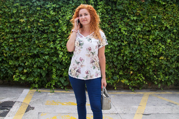 Fototapeta premium woman talking with her cellphone with green background
