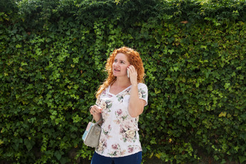 Obraz premium woman talking with her cellphone with green background