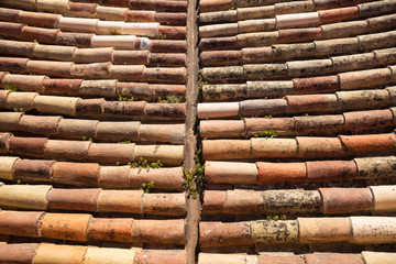 Tonröhren auf einem Hausdach