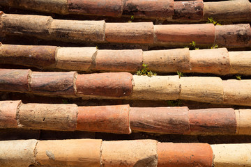 Tonröhren auf einem Dach