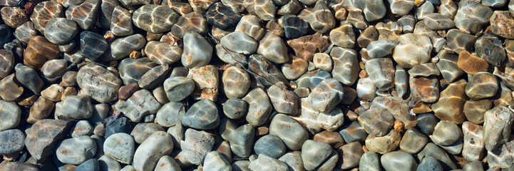 Wasserfläche über Kieselsteinen
