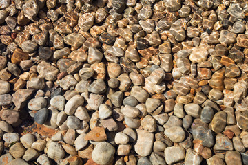 Wasserfläche über Kieselsteinen