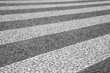 Schwarzweiße Streifen, Straßenpflaster